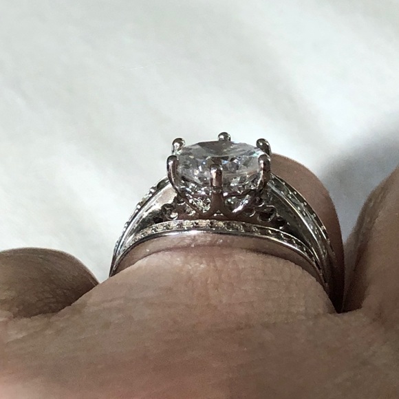 SOLD!!!! Curved 5A Wedding Ring set in Platinum - Picture 11 of 12